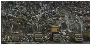 Gunungan Sampah di TPST Bantargebang (Sumber: Instagram @dinaslhdki)