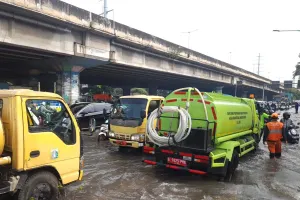 Sebanyak 12 truk tangki dikerahkan Pemkot Jakarta Barat, untuk bantu menyedot genangan di Jalan Outer Ring Road dan Jalan Kembangan Selatan, Selasa, 5 Mei 2026. (Sumber: beritajakarta.id | Foto: beritajakarta.id)