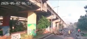 Sempat viral di media sosial, rekaman CCTV dari tragedi tabrak lari terhadap seorang pedagang buah yang menyeberang dengan membawa gerobaknya di kawasan Jalan Raya Kalimalang, Duren Sawit, Jakarta Timur. (Sumber: x @bangpino__ | Foto: x @bangpino__)