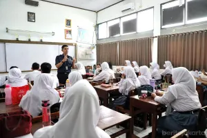 Program sekolah gratis Pemprov DKI Jakarta mencakup berbagai jenjang pendidikan, mulai dari Sekolah Luar Biasa (SLB), SMP, hingga SMA dan SMK. (Sumber: beritajakarta.id | Foto: beritajakarta.id)