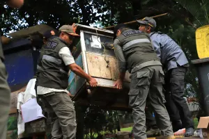 Bina Tertib Praja dilaksanakan di wilayah Kecamatan Kebayoran Baru, Jakarta Selatan difokuskan untuk melakukan sterilisasi Jalan Suryo dan Jalan Senopati. (Sumber: beritajakarta.id | Foto: beritajakarta.id)