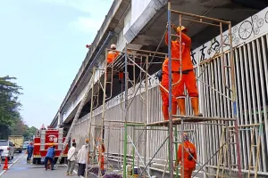Sebanyak 100 personel gabungan melakukan optimalisasi penataan kawasan kolong Flyover Pasar Rebo, Kecamatan Ciracas, Jakarta Timur. (Sumber: beritajakarta.id | Foto: beritajakarta.id)