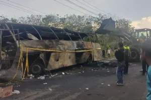 Tragedi kecelakaan antara bus ALS dengan truk tangki bahan bakar minyak (BBM) di Sumatera Selatan, pada Rabu, 6 Mei 2026 sekitar pukul 12.00 WIB. (Sumber: x @abulmuzaffar10 | Foto: x @abulmuzaffar10)