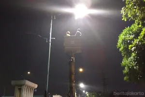 Kepala Suku Dinas Bina Marga Jakarta Timur, Benhard Hutajulu mengatakan, berdasarkan hasil pendataan terdapat 46 lampu PJU yang hilang dicuri di kawasan tersebut. (Sumber: Beritajakarta.id | Foto: Beritajakarta.id)