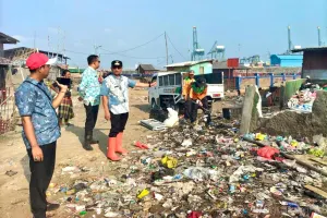 Sebanyak 20 personel dikerahkan untuk membersihkan area Kecamatan Cilincing, Jakarta Utara. (Sumber: beritajakarta.id | Foto: beritajakarta.id)