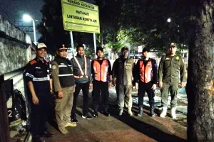 Puluhan personel gabungan lakukan penyisiran di sepanjang bantaran rel kereta api di Jalan I Gusti Ngurah Rai, Kelurahan Cipinang Besar Utara, Kecamatan Jatinegara, Jakarta Timur (Sumber: beritajakarta.id | Foto: beritajakarta.id)