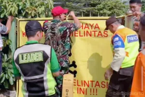 Pemkot Jakarta Selatan bersama PT Kereta Api Indonesia (KAI) mulai menyosialisasikan rencana penutupan perlintasan kereta api liar. (Sumber: beritajakarta.id | Foto: beritajakarta.id)