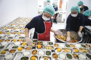 Dinkes DKI Jakarta diketahui terus memperkuat pengawasan dan pembinaan terhadap Satuan Pelayanan Pemenuhan Gizi (SPPG) melalui penerbitan Sertifikat Laik Higiene Sanitasi (SLHS). (Sumber: Beritajakarta.id | Foto: Beritajakarta.id)
