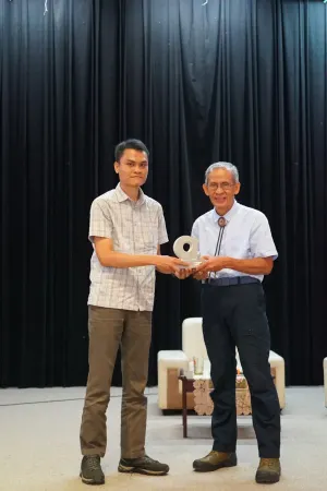 AyoBandung.id bersama Himpunan Mahasiswa Ilmu Sejarah Unpad menggelar seminar interaktif bertajuk “Nama yang Bercerita” dengan menghadirkan T. Bachtiar untuk membahas sejarah, toponimi, dan krisis ekologis Bandung Raya.
