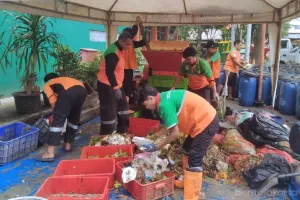 Suku Dinas Lingkungan Hidup (LH) Jakarta Timur terus menggencarkan pengolahan sampah organik sebagai upaya mengurangi volume sampah yang dikirim ke TPST Bantar Gebang, Bekasi. (Sumber: Beritajakarta.id | Foto: Beritajakarta.id)
