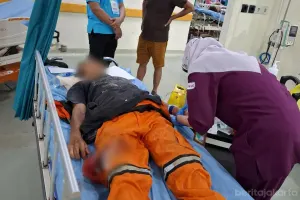 Petugas Penanganan Prasarana dan Sarana Umum (PPSU) Kelurahan Bidara Cina, Kecamatan Jatinegara, Jakarta Timur, bernama Endri (52), hingga kini masih menjalani masa pemulihan.