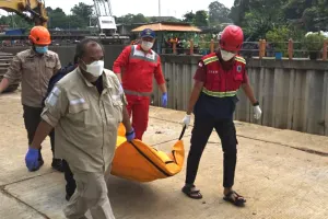 Korban yang sempat hanyut dan dilakukan pencarian pada Minggu, 17 Mei 2026, akhirnya dievakuasi setelah tersangkut di Saringan Sampah TB Simatupang, Tanjung Barat, Jagakarsa. (Sumber: Beritajakarta.id | Foto: Beritajakarta.id)