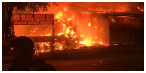 Kebakaran 2 Rumah dan 4 Kios di Pondok Bambu Dini Hari Tadi (Sumber: beritajakarta.id)