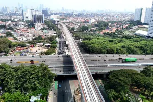 Pembangunan LRT Jakarta dari Manggarai hingga Dukuh Atas sebagai bagian dari penguatan sistem transportasi publik yang saling terhubung dan terintegrasi antar-kawasan. (Sumber: Beritajakarta.id | Foto: Beritajakarta.id)