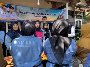 Sinergi Pertamina Patra Niaga Regional JBB dan DISKOPDAGIN Indramayu, Kelompok UMKM OMSET Balongan Sukses Sulap Ikan Mata Goyang Jadi Cuan