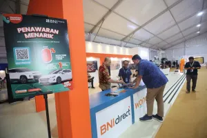 Pengunjung mendatangi booth layanan BNI dalam ajang BPA Fair 2026 di Jakarta Selatan.