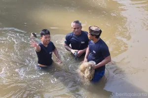 Petugas gabungan Suku Dinas Ketahanan Pangan, Kelautan, dan Pertanian (KPKP) dan Unit Pengelola Kebersihan (UPK) Badan Air Kota Jakarta Barat, Jumat (22/5). (Sumber: beritajakarta.id | Foto: beritajakarta.id)