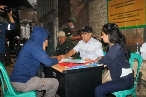 Suku Dinas Lingkungan Hidup (LH) Jakarta Selatan menggelar Operasi Tangkap Tangan (OTT) terhadap pelaku pembuang sampah sembarangan di Jalan Raya Lenteng Agung, Jakarta Selatan. (Sumber: beritajakarta.id | Foto: beritajakarta.id)