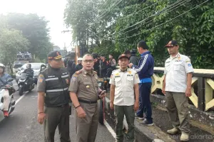 Petugas gabungan bergerak cepat mencegah terjadinya tawuran di Jalan I Gusti Ngurah Rai l, Jakarta Timur. (Sumber: beritajakarta.id | Foto: beritajakarta.id)