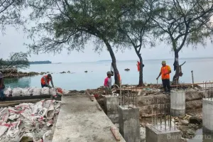 Pembangunan Ruang Terbuka Hijau (RTH) Pulau Cinta di kawasan Jembatan Cinta, Kelurahan Pulau Tidung, Kecamatan Kepulauan Seribu Selatan. (Sumber: beritajakarta.id | Foto: beritajakarta.id)