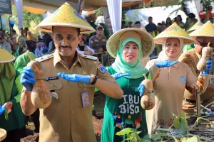 Pemerintah Kota (Pemkot) Jakarta Selatan bersama Tim Penggerak Pemberdayaan dan Kesejahteraan Keluarga (TP PKK) setempat mengadakan panen serentak labu madu di 167 lokasi. (Sumber: beritajakarta.id | Foto: beritajakarta.id)