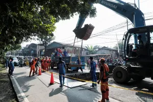 Pemprov DKI Jakarta melalui Dinas Bina Marga dan Dinas Sumber Daya Air (SDA) bergerak cepat menangani jalan amblas di Jalan Raya Lenteng Agung, Jakarta Selatan (Sumber: beritajakarta.id | Foto: beritajakarta.id)