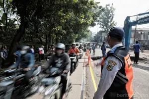 Dinas Perhubungan (Dishub) DKI Jakarta bersama instansi terkait menerapkan rekayasa lalu lintas (Lalin) di Jalan Raya Lenteng Agung. (Sumber: beritajakarta.id | Foto: beritajakarta.id)