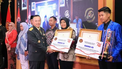 Sejak bergabung menjadi nasabah PNM Mekaar dan mendapatkan modal, usaha Ani semakin bersinar.