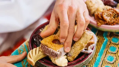 Membaca doa sahur menjadi amalan yang dianjurkan agar mendapatkan limpahan pahala dan kemudahan dalam menjalani ibadah puasa.