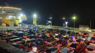 Pemudik Lebaran 2025 mulai memenuhi Pelabuhan Merak, Banten, meskipun lonjakan kendaraan belum menimbulkan kepadatan ekstrem.