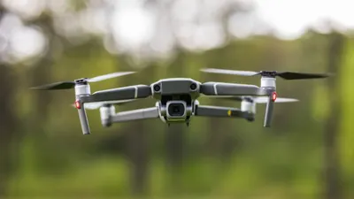 Teknologi drone telah mengalami perkembangan yang signifikan dari desain sederhana hingga perangkat modern dengan sistem keamanan canggih.