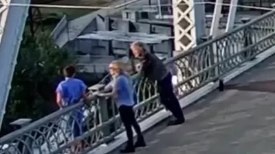Dalam rekaman video CCTV yang tersebar di jagat maya, Jon Bon Jovi bersama dengan istrinya diketahui berhasil menyelamatkan seorang wanita.