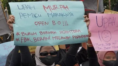 Demo buruh terkait upah murah. APINDO telah menyuarakan keberatan terhadap rencana kenaikan Upah Minimum Provinsi (UMP) sebesar 6,5% yang diusulkan oleh pemerintah.