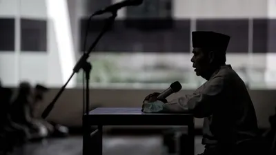 Bagaimana hukumnya jika seseorang harus bekerja pada hari Jumat, sehingga ia terpaksa harus meninggalkan ibadah ini karena asalan sibuk?