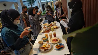 Makan dan minum sambil berdiri tidak dilarang, tetapi jika memungkinkan, lebih baik dilakukan sambil duduk untuk mengejar keutamaan.