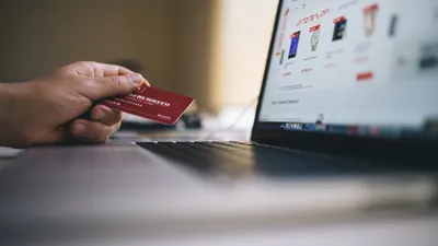 Pemerintah Indonesia berencana menerapkan aturan baru yang mewajibkan pedagang di platform e-commerce seperti Shopee, Tokopedia, Lazada