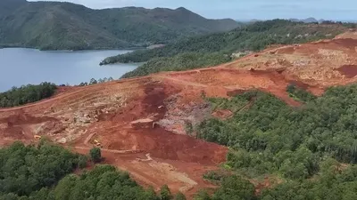Gubernur Papua Barat Daya, Elisa Kambu, membantah keras video yang beredar luas tentang kerusakan alam akibat penambangan nikel di Pulau Gag, Raja Ampat.