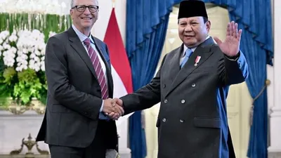 Dalam kunjungan penting yang berlangsung di Istana Kepresidenan Jakarta pada Rabu (7/5), Bill Gates mendapat tawaran istimewa dari dua pejabat penting Indonesia.