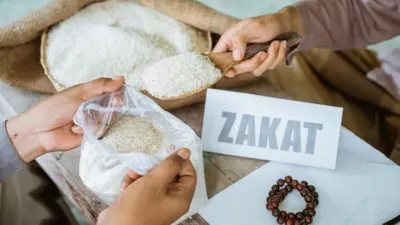 Ilustrasi membayar zakat fitrah.