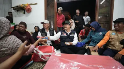Menteri Sosial (Mensos) Saifullah Yusuf beserta Wakil Menteri Sosial Agus Jabo mengunjungi posko pengungsian korban banjir di Jakarta Timur pada Rabu malam, 5 Maret 2025.