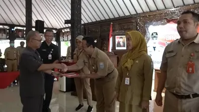 Baik ASN di pemerintah daerah (pemda) maupun institusi pusat memiliki ketentuan yang sama untuk naik pangkat sebagai PNS.