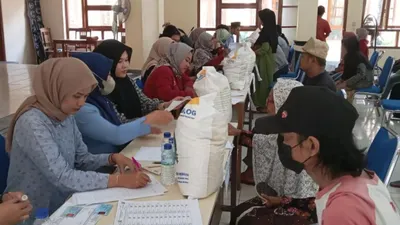 HORE! Beras 10 Kg Kembali Disalurkan di Tahun 2025, 2 Provinsi Ini Sudah Bagikan Bansos kepada KPM, Daerahmu? 