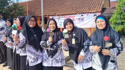 Ilustrasi guru | Pengumuman kenaikan gaji guru ASN dan non ASN disampaikan langsung oleh Presiden dalam acara Hari Guru Nasional di Jakarta Timur.