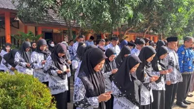 Ilustrasi guru | Setelah lulus sertifikasi atau PPG, guru harus mendaftar ke Dinas Pendidikan setempat untuk mendapatkan tunjangan sertifikasi.