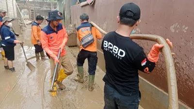 Petugas BPBD Kota Bekasi yang membersihkan lumpur pasca banjir besar yang merendam Kota Bekasi pada Selasa (4/3/2025) lalu.