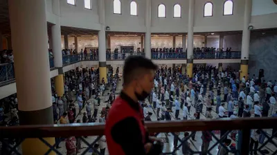 Sering terlihat orang yang shalat mengenakan kaos dengan berbagai macam gambar, seperti logo partai, band, merek produk, atau desain sablon.