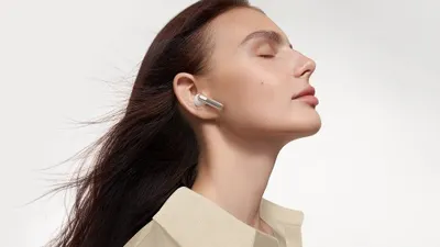 HUAWEI FreeBuds SE 3 ini membawa kapasitas baterai yang diklaim mampu bertahan hingga 42 jam dengan charging case.