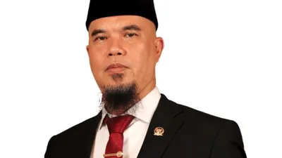 Ahmad Dhani dilaporkan oleh musisi Rayen Pono ke MKD DPR RI akibat memplesetkan namanya.