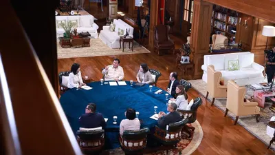 Salah satu hasil pertemuan antara Presiden dengan Jurnalis di Hambalang beberapa waktu lalu adalah rencana dialog dengan tokoh Indonesia gelap.