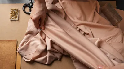 Berikut ini ringkasan tips memilih bahan gamis yang tepat beserta kelebihan dan kekurangannya